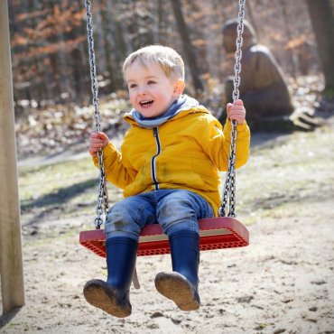 Fotograf-Hannover-Kinderfoto-Junge auf Schaukel