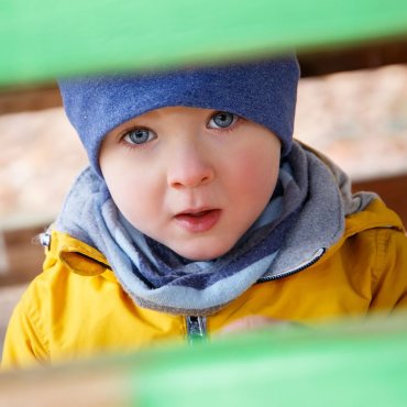 Fotograf-Hannover-Kinderfoto-Junge in Hütte