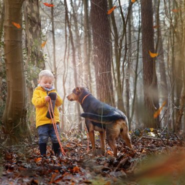 Fotograf-Hannover-Kinderfoto-Junge mit Hund 2